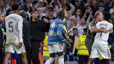 Рафинья превращается в Винисиуса и все еще зол из-за «Золотого мяча». Но его можно понять