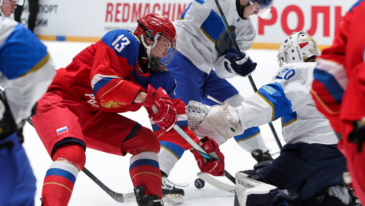 Нападающий молодежной сборной России Александр Жаровский.