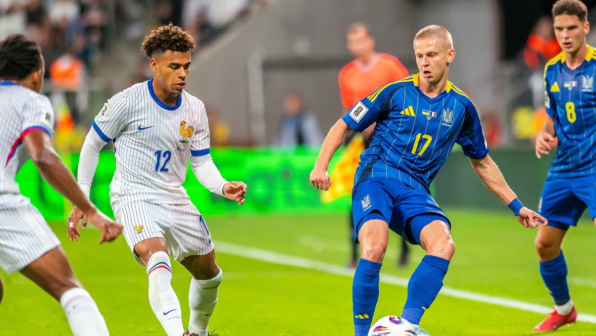 Дезире Дуэ и Александр Зинченко в матче Украина — Франция.