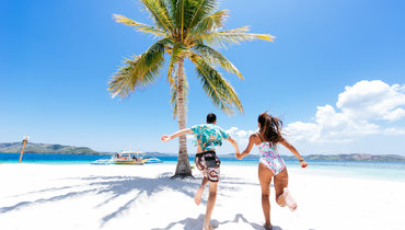 Пара бежит по пляжу