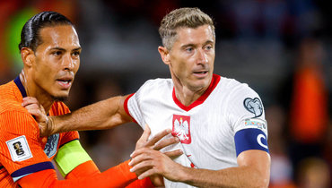 Вирджил ван Дейк и Роберт Левандовски в матче Нидерланды — Польша.
