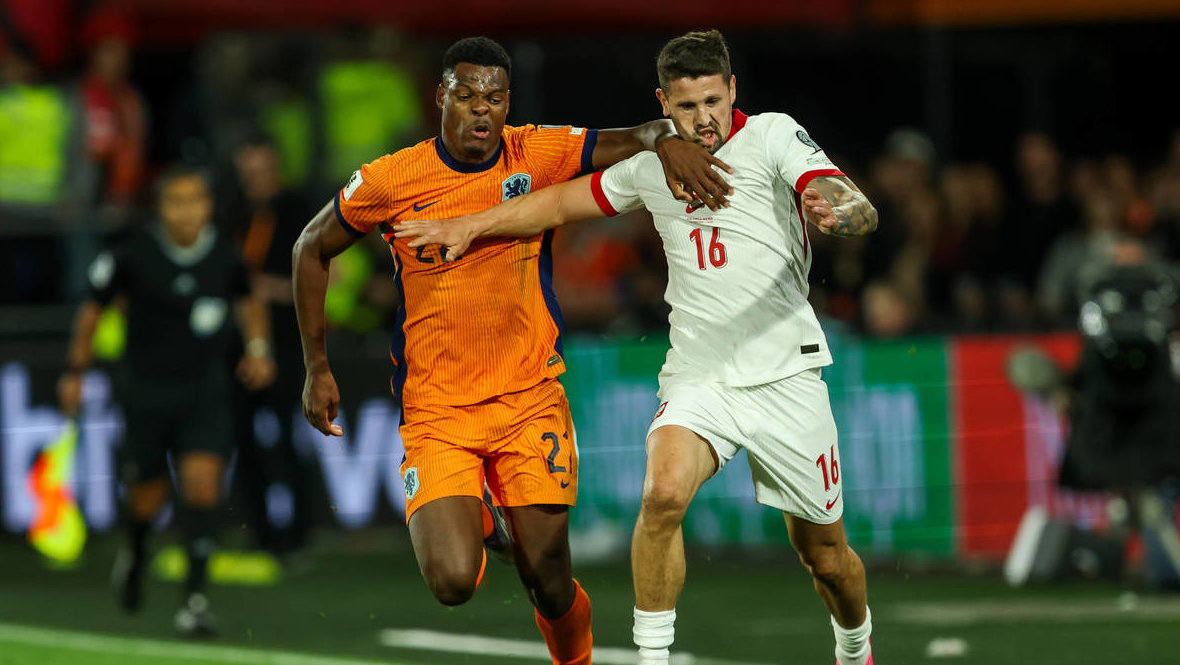 Дензел Думфрис и Павел Вшолек в матче Нидерланды — Польша.