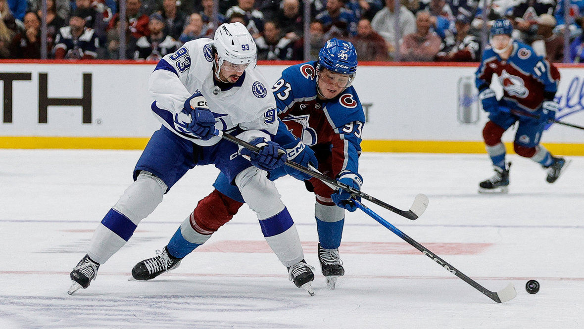 Нападающий «Колорадо» Захар Бардаков (справа) против форварда «Тампы-Бэй» Гейджа Гонсалвеша.