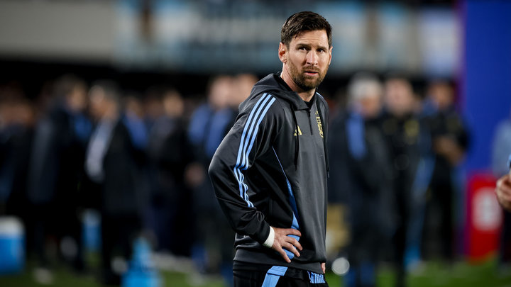 «Не хочу быть обузой»: Месси может не сыграть на ЧМ и очень хочет вернуться в Барселону