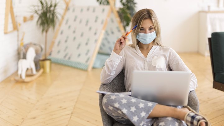 Девушка болеет дома