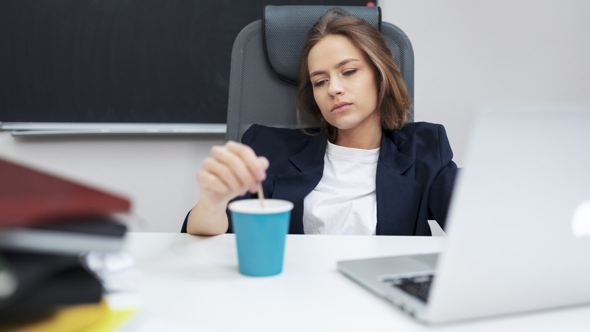 Девушка переживает из-за неудачи на работе