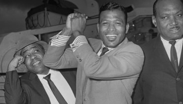 Шугар Рэй. Бил Ламотту, пил кровь, дружил с Майлзом Дэвисом и Синатрой — и остается лучшим боксером в истории