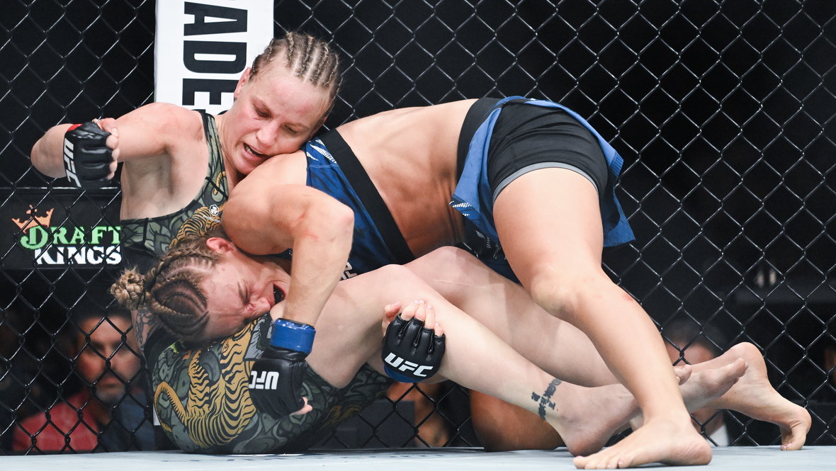 Валентина Шевченко (слева) в поединке с Манон Фьоро.