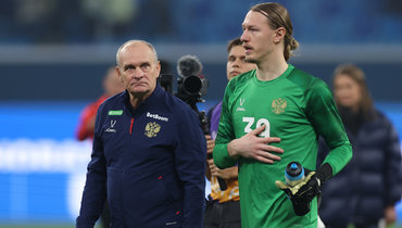 Тренер вратарей сборной России Виталий Кафанов и вратарь Матвей Сафонов.