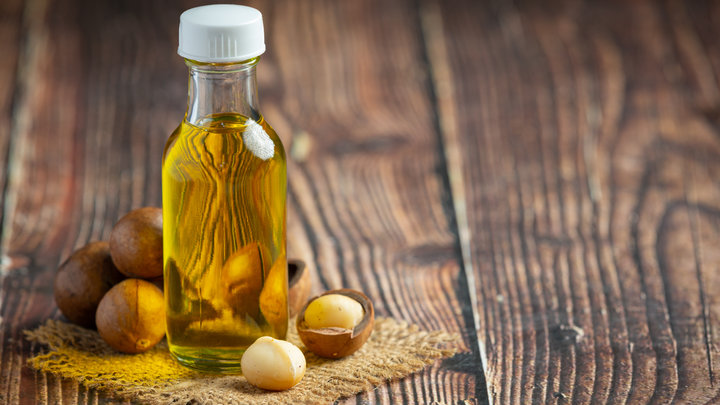 Растительное масло на столе