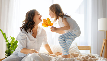 Девочка и мама наслаждаются солнечным утром