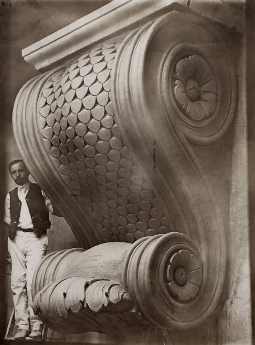 1909 год, скульптор Адольф Уайнман рядом с огромным замковым камнем, который будет установлен в главном зале ожидания.