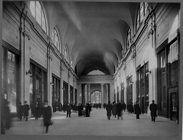 Вестибюль с магазинчиками.