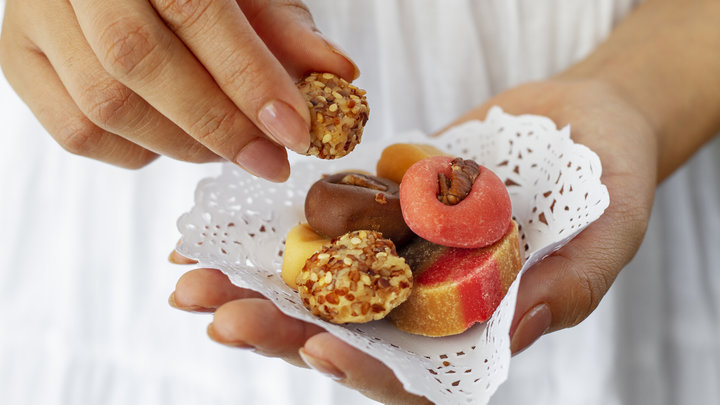 Девушка держит сладости