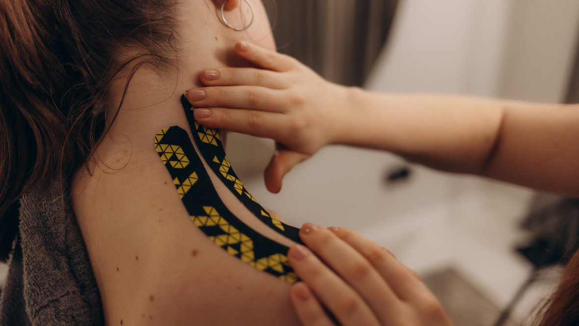 Тейпы на плече