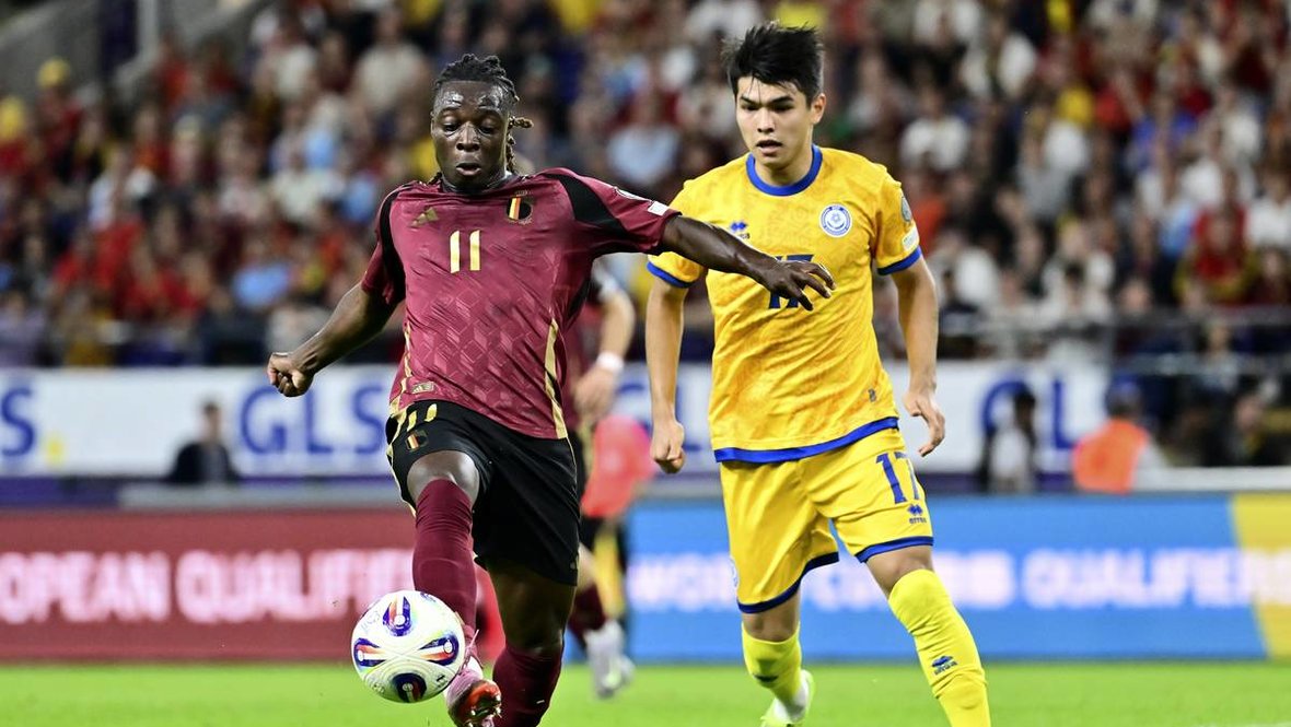 Жереми Доку и Галымжан Кенжебек в матче Бельгия — Казахстан.