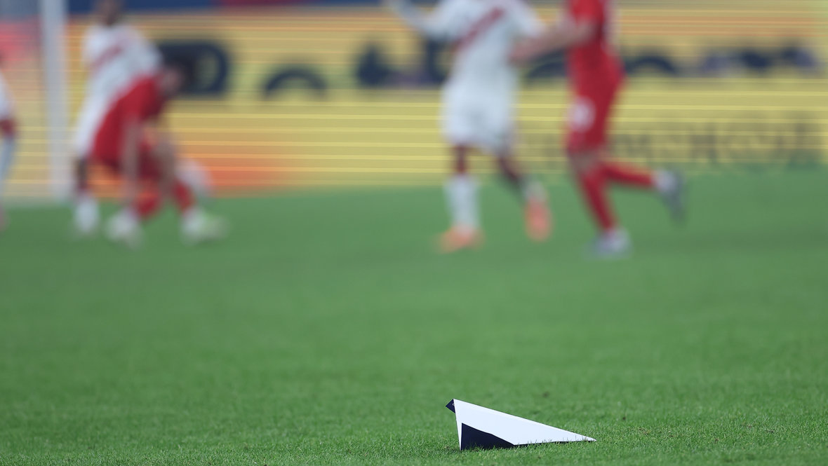 Газон «Газпром Арены» во время матча Россия — Перу.