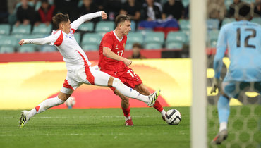 Александр Головин против Ивана Романа в матче Россия — Чили (0:2) в Сочи 15 ноября.