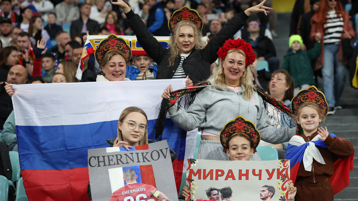 Дед Мороз из Америки и девушки в кокошниках: сборная России проиграла Чили в Сочи