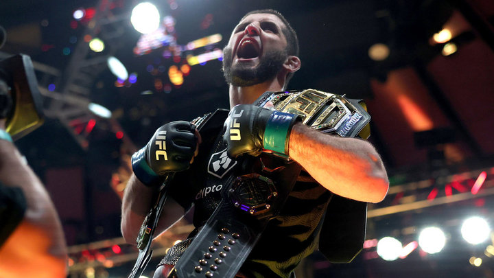 Второй пояс Махачева и девятая защита Шевченко: главные фото UFC 322