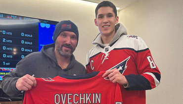 Дёмин посетил матч «Вашингтона» и обменялся игровыми джерси с Овечкиным