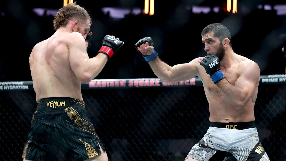 Ислам Махачев с бою против Джека Деллы Маддалены.