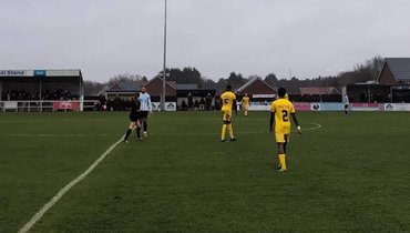 Сексистский скандал в Англии: матч прервали из-за оскорблений с трибун в адрес девушки-арбитра