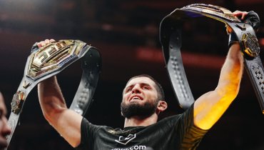 Ислам Махачев — обладатель двух поясов UFC.