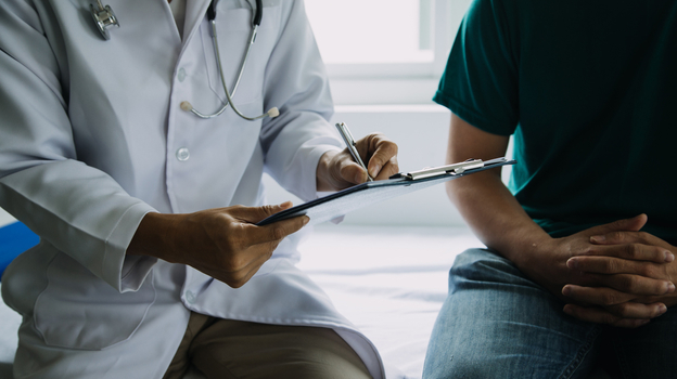 Мужчина на приеме у врача