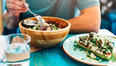 Эндокринолог развеяла популярный миф о том, что еду нельзя запивать