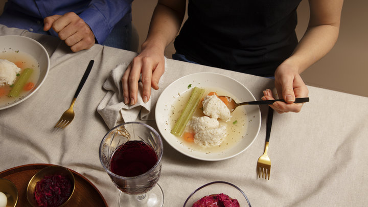 Девушка сидит за обеденным столом