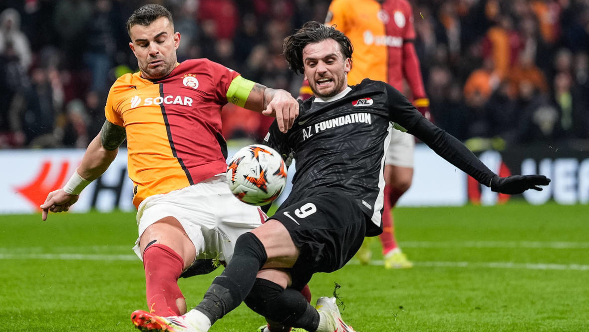 Трой Пэрротт (справа) в матче «Галатасарай» — «АЗ» в Лиге Европы.