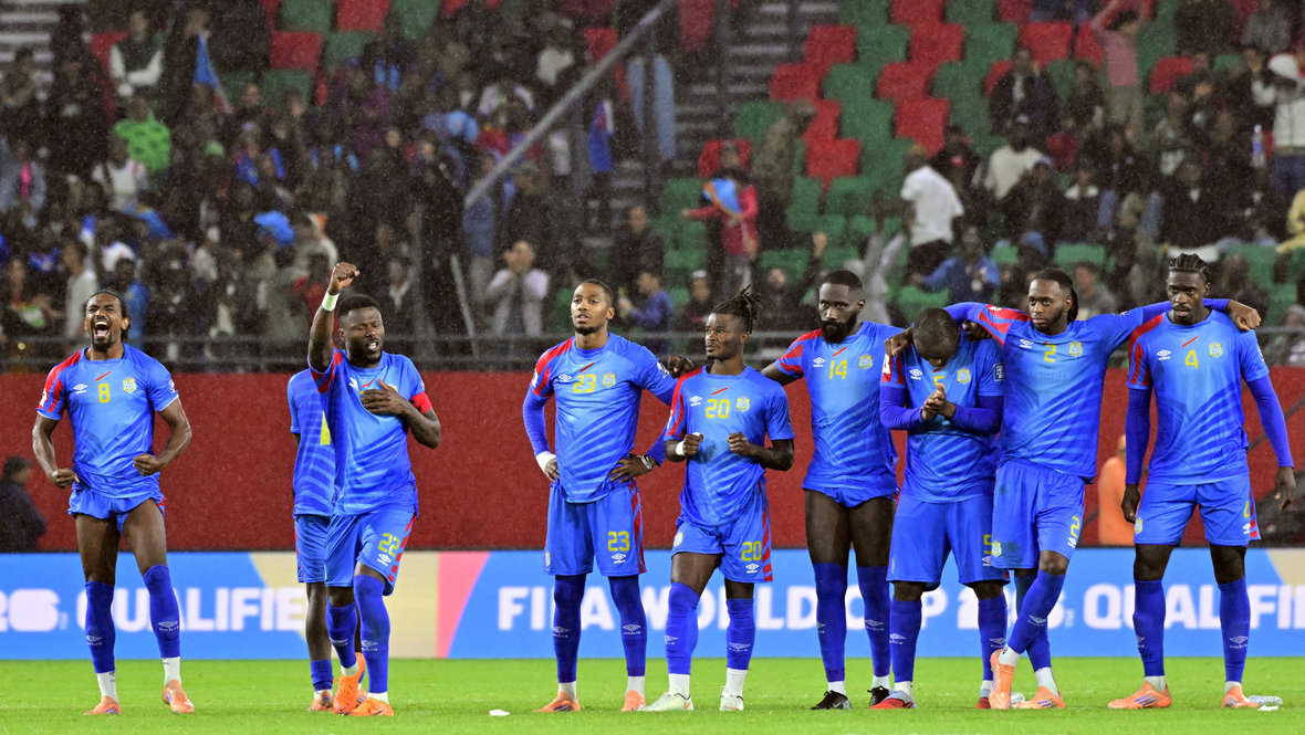 Футболисты сборной ДР Конго во время серии пенальти в матче отбора ЧМ-2026 с Нигерией (4:3).