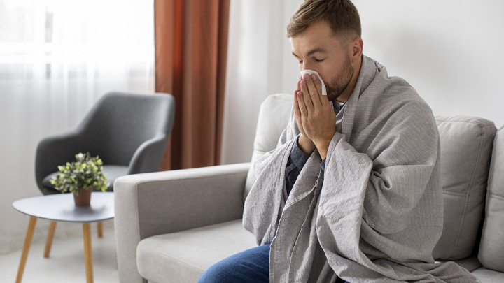 Мужчина болеет