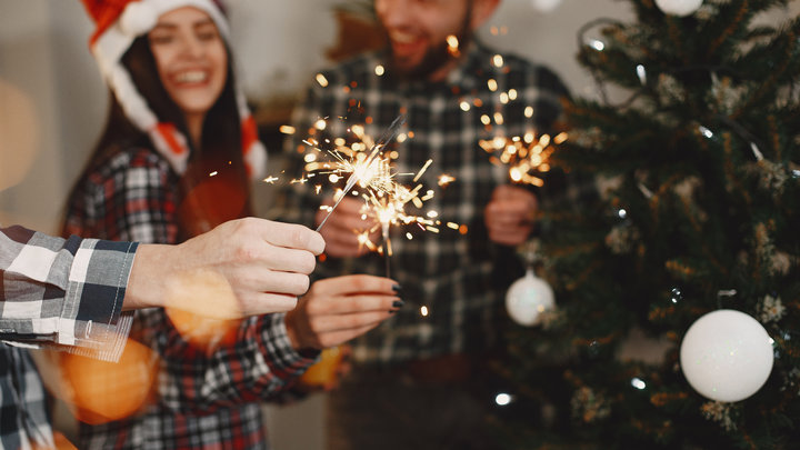 Компания празднует Новый год.