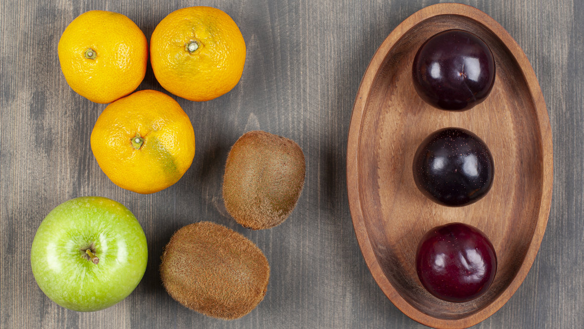 Разные фрукты на столе