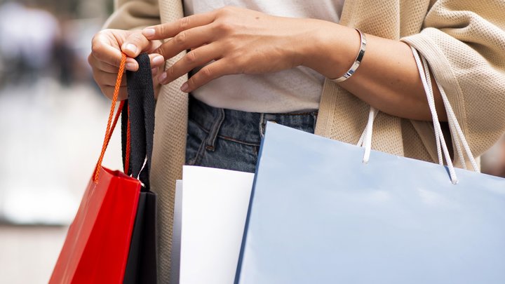 Девушка на шопинге