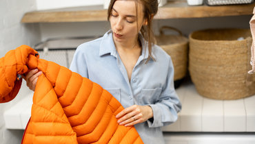 Как постирать и распушить пуховик дома