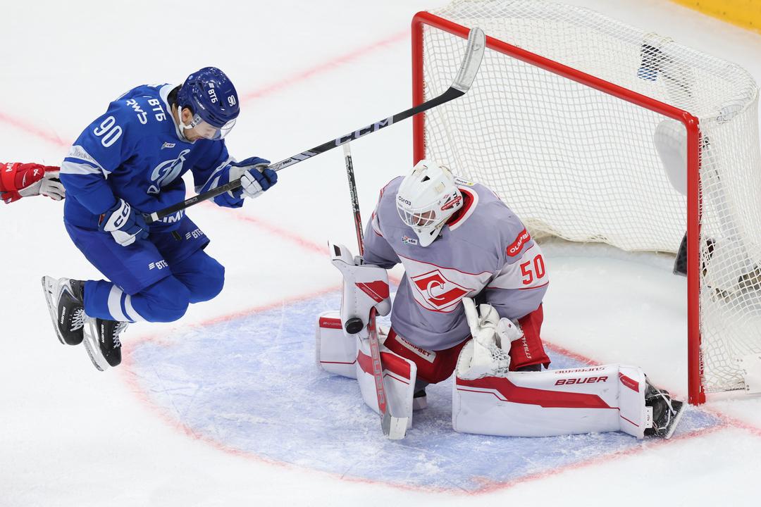 Форвард «Динамо» Дилан Сикьюра атакует ворота «Спартака».