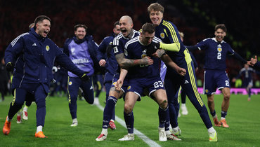 Футболисты сборной Шотландии празднуют выход на ЧМ-2026.