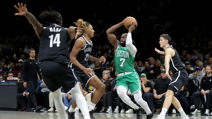 Дёмин набрал 12 очков в матче с «Бостоном». Неплохо забивал с игры, но только «трешки»