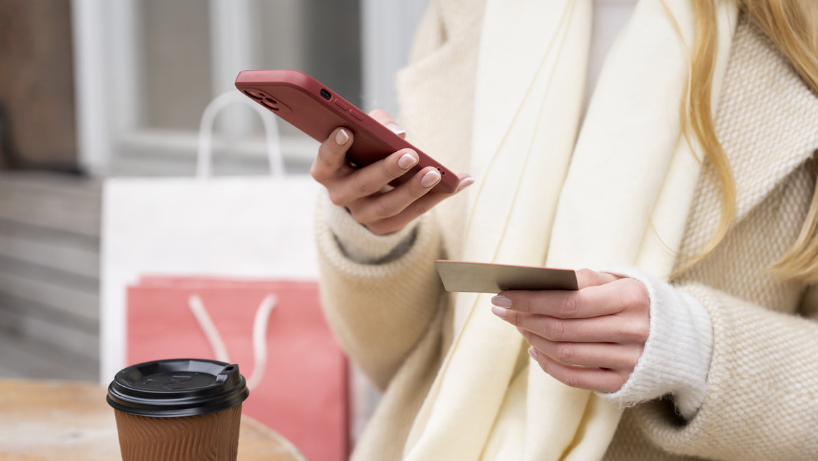 Девушка со смартфоном в руках