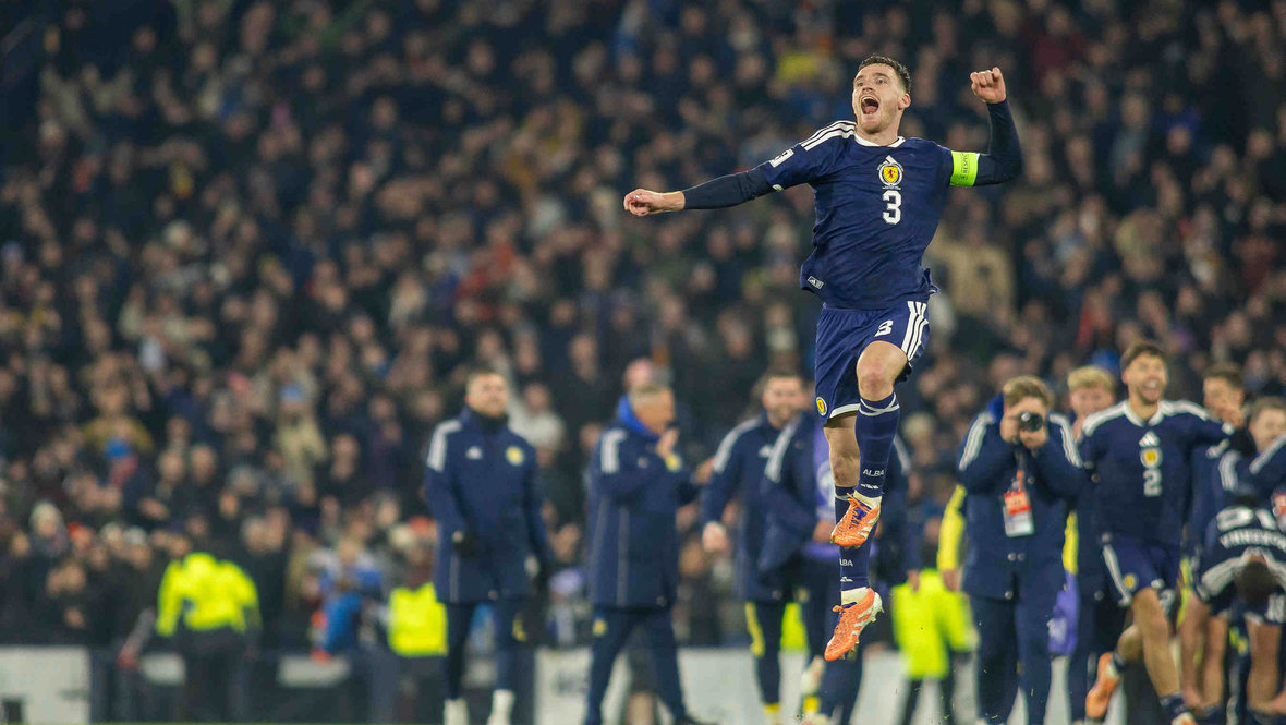 Эндрю Робертсон радуется выходу Шотландии на ЧМ-2026.