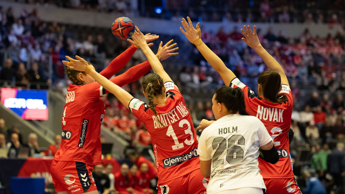 Матч сборных Гренландии и Норвегии.