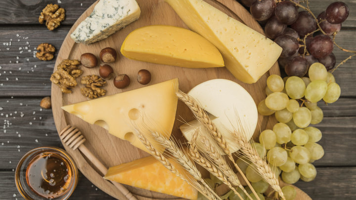 Разные сыры на тарелке