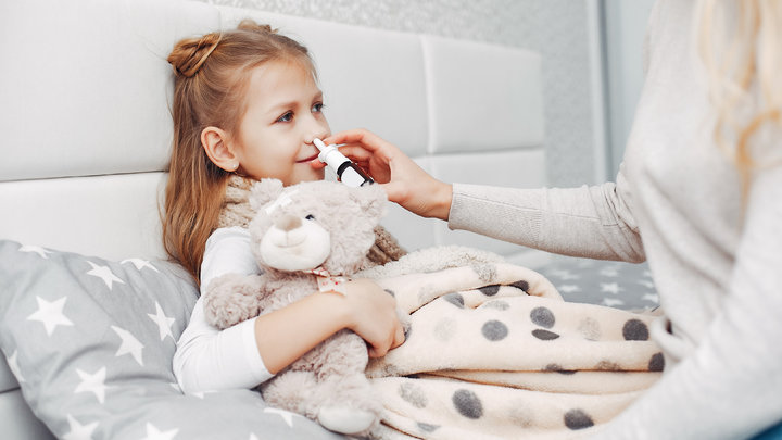 Девочке лечат насморк