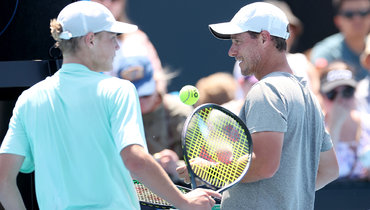 Ллейтон Хьюитт вернулся в теннис, чтобы сыграть с 16-летним сыном: в первом же матче семейный дуэт разгромил соперников