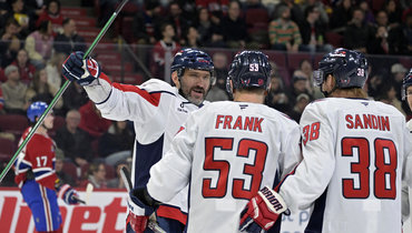 Александр Овечкин с Итеном Фрэнком и Расмусом Сандином празднуют гол.