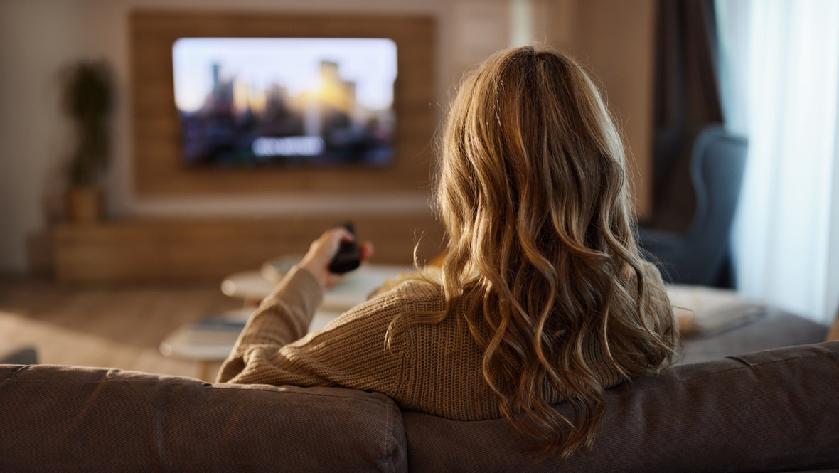 Девушка смотрит сериал