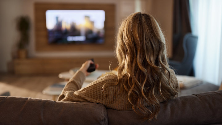 Девушка смотрит сериал